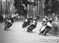 Tábor MR 1961: zatáčka po startu..