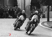 Lysá nad Labem KP 1963. Jezdci středočeského kraje měli červené helmy se žlutým pruhem, jezdci města Prahy žluté přilby s červeným pruhem...