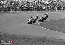 Assen 1969 - Bill Ivy na Jawě poprvé před Agostinim. Po problému se zapalováním musel Ivy zpomalit, přesto dojel druhý...