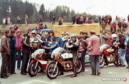 ČT 1976, MR 250 ccm: vítězný #6 J.Franc, druhý #5 J.Král, třetí #7 O.Kába ml...