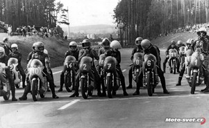 Jindřichův Hradec 1976, MR 250 ccm: #1 Baláž, #6 Franc, #7 Kába, #2 Staša, #10 Jarolím, #8 Chaloupka..., 
