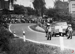 Letohrad 1976: kvůli zasahující sanitce se závody tehdy nepřerušovaly... #17 P.Hulin, #16 P.Novák..