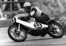Jindřichův Hradec 1976: s MZ 125 Rollanda Rentzsche v závodě upadl Petr Křivák