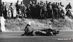 Jičín - Robousy 1978: Jan Bartůněk s tovární Jawou padá na brzdy před první vracečkou..