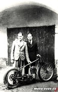 Stavbu stroje Ferdy Hrocha si přijel prohlédnout světoznámý mistr dlouhých drah Němec Herrmann Gunzenhanser, vítěz Zlatých přileb v roce 1936 a 1937 na strojích JAWA. 