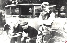 V parkovišti Zlaté přilby v Pardubicích panuje dobrá nálada, i když na jezdci vpravo je vidět jisté napětí, jak to vše dopadne.