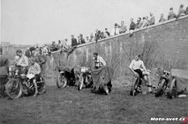 Parkoviště závodních strojů v Pardubicích v roce 1936. Všimněte si, jak konkurenti schovávají před soupeři své stroje.