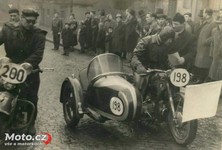 Jiří Peták vpravo s papírama - na startu Žižkovské zimní soutěže 1955.  #198 za řidítky bratr Luboš Peták..