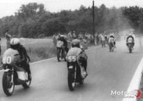 Kolín 1982 - po startu 350cc: #55 J.Petáková, #110 J.Müler, #34 B.Lidmanský, #52 P.Bořil, #44 M.Knobloch, #46 M.Vlček..