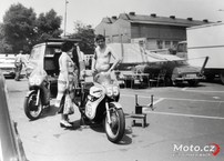 Kolín 1982: maminka Jany a přítel Petr Bláha v depu..