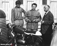 St. Gregora po svém prvním vítězství v silničním závodě. Vlevo Stanislav Kylar, vpravo František Němeček.