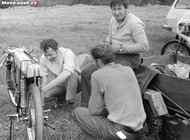 Přátelská výpomoc mezi konkurencí. St. Gregora vlevo při opravě motocyklu Kreidler Miloše Krompa.