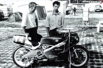 Vlevo manažer a mechanik Ing. Gregora, vedle jeho syn Standa po vítězství v Brně na Hondě 125 v roce 1992.