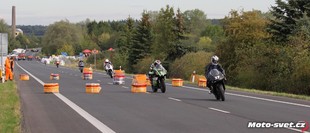 po prvních třech třídách sobotního treninku byl díky bohu vypuštěn jediný, ale vždy a všude nebezpečný retardér...