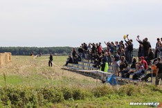Dymokury - nově další tribuna v horní části okruhu - diváci však, přes mohutné balíky slámy, vsedě téměř nic neviděli..