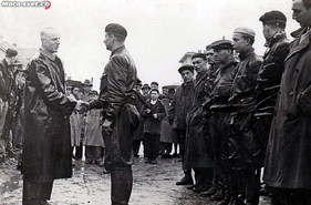 Boskovice 1952: nástup jezdců, třetí zprava Milan Vlček..
