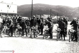 2. 5. 1953 Boskovice, před startem třídy 150ccm: #50 D. Berka, #53 J. Brázda, #57 J. Novotný, #52 J. Nečas...
