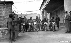Na závodech v Boskovicích se později podíleli pořadatelé z n.p. Minervy, kde bylo i depo motocyklů...