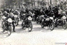 Boskovice 1953, start 250ccm: #34 J. Nečas, #31 B. Sýkora (vítěz), #44 R. Janíček (dojel na 2. místě), #41 P. Slavíček..
