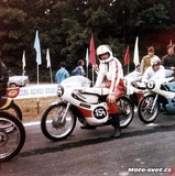 Činěves 1975, na startu třída 125 ccm: #154 K. Pokorný (Jawa 2V), #43 Tonda Plevák (JAHA), #49 Zdeněk Rybka, vlevo v kombineze bratr Tondy Jirka Plevák