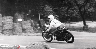 Činěves 1976 - K. Pokorný, Jawa-Yamaha 250, zatáčka před cílem..
