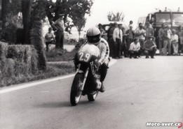 Činěves 1976 - Karel Pokorný v poslední zatáčce, třída 250 ccm