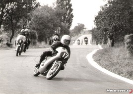 Činěves 1975 - poslední zatáčka před cílem - třída M-ČSR 125 ccm: #17 J. Tesař, #3 J. Havrlík