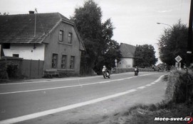 průjezd obcí Činěves 1975 - #42 Mervart, 350ccm