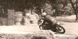 Číněves 1976 - poslední zatáčka před cílem - I. Michálek