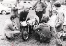 depo Činěves 1975 - Jawa 2V 125 K. Pokorného - vidlicový tovární dvouválec, na který se Jawa učila na pozdější 4 válec 350. Vyrobila 2 kusy. Motorku koupil K. Pokorný se svým mechanikem F. Šanderou od M. Stripačuka z Ústí nad Labem. Motocykl měl zřejmě nějakou konstrukční vadu, neboť stále byl chudý spodní válec a stále se propaloval píst.. - do objektivu se dívá R. Janoušek...
