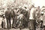 Číněves 1976 - výjezd z parkoviště