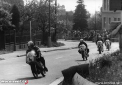 MR-50ccm v Dobrušce - vedoucí jezdci v nájezdu do cílové zatáčky