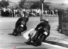 MR 50 ccm - F. Kročka v cílové zatáčce 1974 zatím třetí..