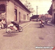 Dobruška 1974 - z ulice Domašínské jedou padesátky do ulice F. Kupky..
