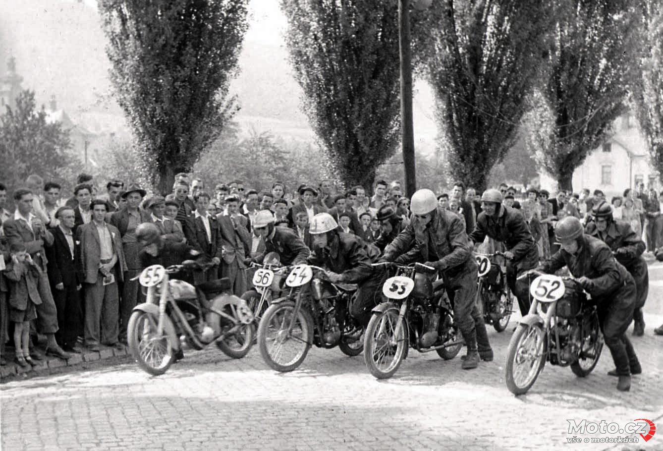 081 - Blansko 1951, start třídy 100ccm..
