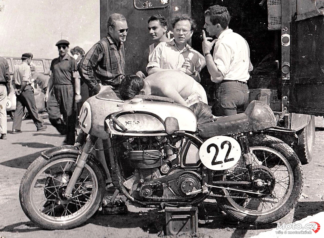 125 - depo VCC Brno 1955: v pozadí F. Šťastný v rozhovoru s K. Campbellem..