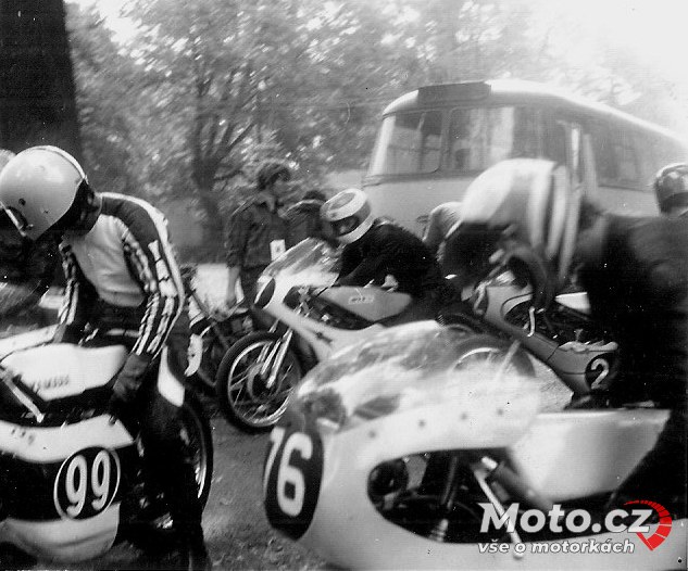 030 - Opava 1980 - před startem 125 ccm
